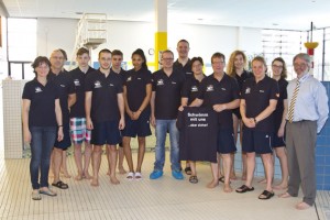 Das Sponsorenschwimmen der DLRG-Ortsgruppe Mechernich wird von erfahrenen Rettungsschwimmern abgesichert. Bild: Tameer Gunnar Eden/Eifeler Presse Agentur/epa