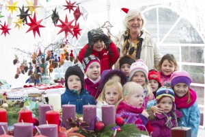 Ingrid Dahmen im Kreis ihrer Schützlinge und umgeben von zahlreichen Weihnachtsbasteleien, die zum Jubiläum verkauft wurden. Bild: Tameer Gunnar Eden/Eifeler Presse Agentur/epa