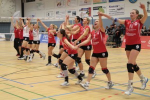 Die Spielerinnen freuten sich über ihren zweiten Saisonerfolg. In drei Sätzen hatten sie den VCO Schwerin besiegt. Bild: Michael Thalken/Eifeler Presse Agentur/epa