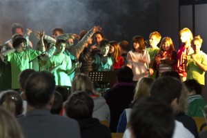 Die Stephanusschüler sangen noch einmal den Malteser-Song. Bild: Tameer Gunnar Eden/Eifeler Presse Agentur/epa
