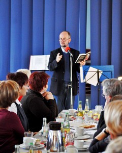 Krimiautor Ralf Kramp sorgte für vergnügliche Unterhaltung auf der Adventsfeier der Caritas Euskirchen. Bild: Carsten Düppengießer