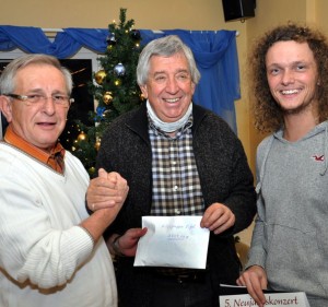 Rolf Jaeck (links) und Björn Schäfer (rechts) überbrachten Hilfsgruppen-Chef Willi Greuel zum Jahresende eine eine 4500-Euro-Spende des Kommerner Steige-Teams. Es war der Erlös des Vatertagsfestes und des Paveier-Weihnachtskonzertes.  Bild: Reiner Züll