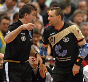 Foto2 Handballtrainer Heiner Brand (l.) und Christian Schwarzer bildeten während ihrer aktiven Zeit ein erfolgreiches Duo. 2007 setzten sie sich mit dem WM-Sieg die Krone auf. (Bild: privat) 