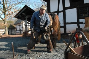 Museumsschmied Dieter Knoll kümmert sich um die Fußpflegfe seiner tierischen Schützlinge. Bild: Michael Faber/LVR