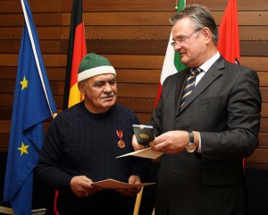 Landrat Günter Rosenke (r.) überreicht Naci Sahin die Bundesverdienstmedaille. Bild: Walter Thomaßen, Kreispressestelle