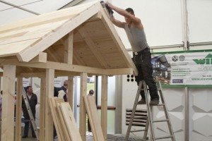 Auf der „Lebenden Baustelle“ konnte man fachkundigen Handwerker über die Schulter schauen. Bild: Tameer Gunnar Eden/Eifeler Presse Agentur/epa