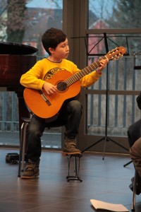 Bereits ein kleiner Meister auf seinem Instrument: Der Mechernicher Oliver Maier an der Gitarre. Bild: Michael Talken/Eifeler Presse Agentur/epa