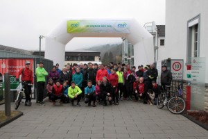 "ene"-Geschäftsführer Markus Böhm (vorne, kniend) begrüßte die zahlreichen Läufer des 7. Nordeifel-Laufs auf dem Betriebsgelände der Energie Nordeifel in Kall. Bild: Michael Thalken/Eifeler Presse Agentur/epa