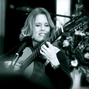 Ulla Haesen will im Kulturraum Kall mit einem der bedeutendsten brailianischen Gitarristen auiftreten: Lula Galvao. Bild: Haesen