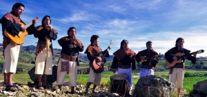 Die bolivianische Musikgruppe "Los Masis" stellt ihr Programm „Pachamama – Lieder für unsere Mutter Erde“ vor. Bild: Los Masis/Bolivien Brücke