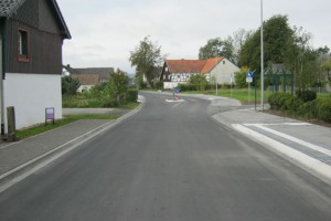 Die Kreisstraße 64 wurde bereits in der Ortsdurchfahrt saniert, jetzt gehjt es weiter bis zum Anschluss an die Bundesstraße. Bild: Kreis Euskirchen