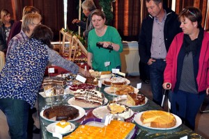 Beim 20. Basar im November hatten die Hollerather der Bastelgruppe massenweise Kuchen gestiftet, der zugunsten der Hilfsgruppe verkauft wurde. Bild: Reiner Züll