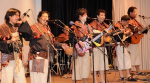 Die bolivianische Musikgruppe versteht es, ihre Zuhörer mitzureißen. Bild: Jürgen Drewes