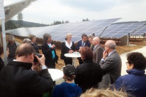 Der Euskirchener Solarspezialist „F&S solar“ hat den erbauten Solarpark Lutstrut bei Pommertsweiler, Ostalbkreis, jetzt an die Bürgergenossenschaft Abtsgemünd übergeben. Bild: F&S solar