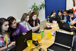 Die Jugendlichen bei der Arbeit am Computer Bild: Veranstalter