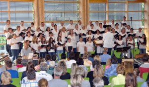 Der Clara-Fey-Chor unter der Leitung von Rudolf Berens lädt zum Sommerkonzert ein. Bild: Jürgen Drewes