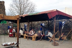 Wenn sie nicht gerade in der Taverne sitzen, zeugen handwerker im Burghof Reifferscheid ihre alten Techniken. Bild: Gemeinde Hellenthal