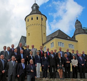 Der Gesundheitsausschuss des Landkreistages NRW mit seinem Vorsitzenden Landrat Günter Rosenke (mittlere Reihe, 5.v.re.) Bild: Landkreistag NRW
