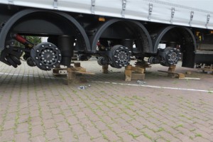 Die Täter haben den Lkw einfach aufgebockt und die Reifen entwendet. Bild: Kreispolizei Euskirchen