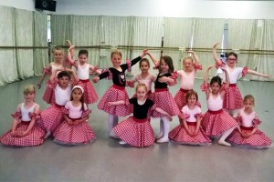 Auch die jüngsten Tänzerinnen zeigen, was sie in der Tanzschule gelernt haben. Bild: Tanzstudio CO-LEG 