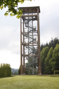 Der neue Aussichtsturm stellt die aktuell höchste Erhebung Nordrhein-Westfalens dar. Bild: Gemeinde Hellenthal