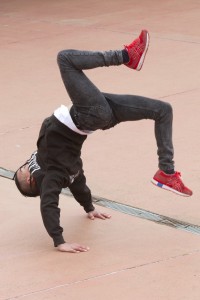 Hochschuldozent Courb schickte seinen Schüler Yunus für eine Break-Dance-Einlage in die Arena. Bild: Tameer Gunnar Eden/Eifeler Presse Agentur/epa
