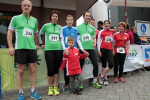 Auch ein Team des Sponsors „ene“ machte sich am Sonntag in Gemünd warm, um am fünf Kilometer Lauf teilzunehmen. Bild: Michael Thalken/Eifeler Presse Agentur/epa