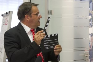 Film ab! - KSK-Vorstandsvorsitzender Udo Becker gab den Startschuss für das Azubi-Projekt. Bild: Tameer Gunnar Eden/Eifeler Presse Agentur/epa