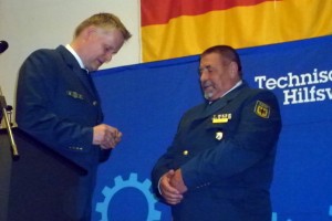 Volker Strotmann (l.), Abteilungsleiter Einsatz, überreichte Richard Schwarzer das THW-Ehrenzeichen in Gold für sein Lebenswerk. Bild: Jörg Strawe