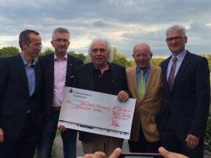 Helmut Lanio (Mitte) konnte für die Hilfsgruppe Eifel einen Scheck über 13.000 Euro entgegennehmen. Foto: Lions Club Euskirchen
