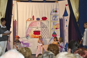 Die Kinder der Rotkreuz-Kita Mühlheim hatten für das Fest „Cinderella“ einstudiert. Bild: Tameer Gunnar Eden/Eifeler Presse Agentur/epa