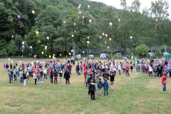 Zum Abschluss ließen die Kinder hinter der Weiherhalle Luftballons mit Klimaschutz-Wünschen in den Himmel steigen. Bild: Michael Thalken/Eifeler Presse Agentur/epa