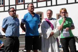Die stellvertretende Bürgermeisterin von Blankenheim, Simone Böhm (r.) erteilte den Startschuss für die 11. „Tour de Ahrtal“. Bild: Michael Thalken/Eifeler Presse Agentur/epa
