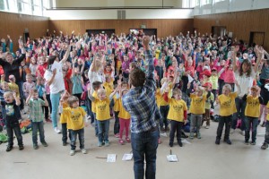 Gemeinsam mit Uwe Reetz sangen die Kinder in der Blankenheimer Weiherhalle das Lied „Prima Klima“. Bild: Michael Thalken/Eifeler Presse Agentur/epa