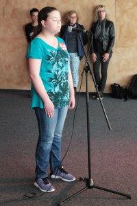 Nachwuchstalent Julia überzeugte die Jurymitglieder gleich mit den ersten Takten ihres innigen Gesangvortrags. Bild: Michael Thalken/Eifeler Presse Agentur/epa