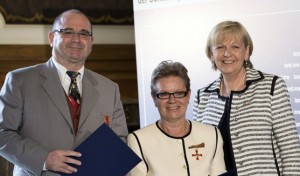 Aus den Händen von NRW-Ministerpräsidentin Hannelore Kraft erhielten Gerhard und Brigitte Huppertz jetzt das Bundesverdienstkreuz am Bande. Bild: R. Sondermann/Staatskanzlei NRW