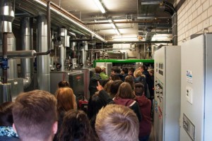 Den Schülern wurde auch die Biogasanlage in "Vellerhof" erklärt. Bild: Simon Pfeiffer