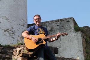 Der Singer-Songwriter Georg Kaiser gastiert an der Burg Reifferscheid. Bild: Marita Rauchberger
