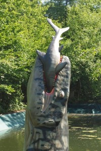 Ein Mosasaurus, verschlingt einen Hai. Diese Szene kennt mancher bereits aus dem neuen Film "Jurassic World". Bild: Felsenlandschaft Südeifel Tourismus