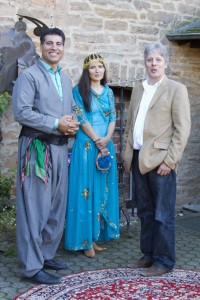 Organisator Uwe Fischer, hier mit Morteza Bayat (v.l.) und seiner Frau Alyssa, freute sich über den harmonischen Ablauf des Festivals. Bild: Tameer Gunnar Eden/Eifeler Presse Agentur