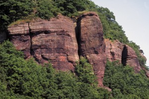 Zum Tag des Geotops führen Mitarbeiter des Geologischen Dienstes NRW und der Nationalparkverwaltung Eifel dieses Jahr zu den roten Buntsandsteinfelsen in Nideggen. Bild: Nationalparkverwaltung Eifel