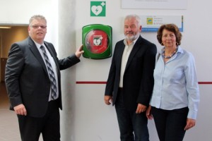 Jochen Kupp (v.l.), Gerd Pauls und Gerda Schmelzer präsentierten im Eingangsbereich den vom BZE-Förderverein gestifteten Defibrillator. Bild: BZE