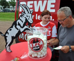 Auf dem Rewe-Parkplatz können Besucher am Fan-Mobil des 1. FC Köln 20 Eintrittskarten für ein FC-Spiel gewinnen. Foto: Reiner Züll