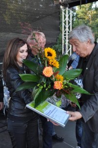 Einen großen Blumenstrauß gab es für die "Flieger"-Sängerin Bea Blankenhaus. Foto: Reiner Züll
