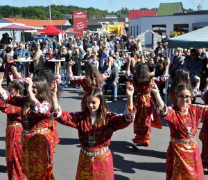 Die türkische Folkloregruppe "Dostlik Baris" hatte 2012 die Eurpoameisterschaft gewonnen. In Kall begeisterte sie mit lebensfrohen Tänzen. Foto: Reiner Züll