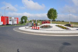 Rund 30.000 Euro investierte die Firmengruppe Schumacher in die Gestaltung des Kreisel an der Zufahrt der Hüttenstraße. Foto: Reiner Züll