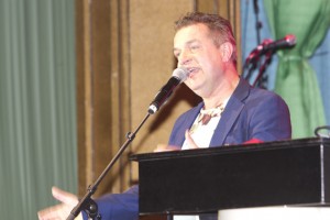 Moderator Michael Büttgen alias „Linus“ moderierte den Abend auf humorvolle Weise und sang noch dazu. Bild: Tameer Gunnar Eden/Eifeler Presse Agentur/epa