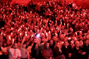 Rund 1000 Menschen verwandelten das Kulturkino in ein wogendes Lichtermeer. Bild: Michael Thalken/Eifeler Presse Agentur/epa