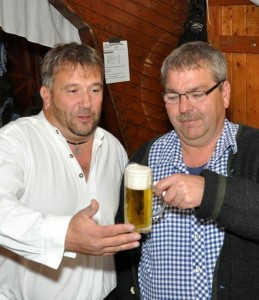 Ein Prosit auf den Erfolg: Entertainer Julian Heldt (links) mit Cheforganisator Manfred Kreuser. Foto: Reiner Züll
