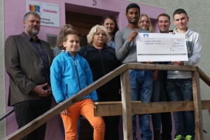 Schüler des "Städtischen" übergaben jetzt einen Scheck in Höhe von 750 Euro an den Verein Regenbogen. Bild: Harry Kunz